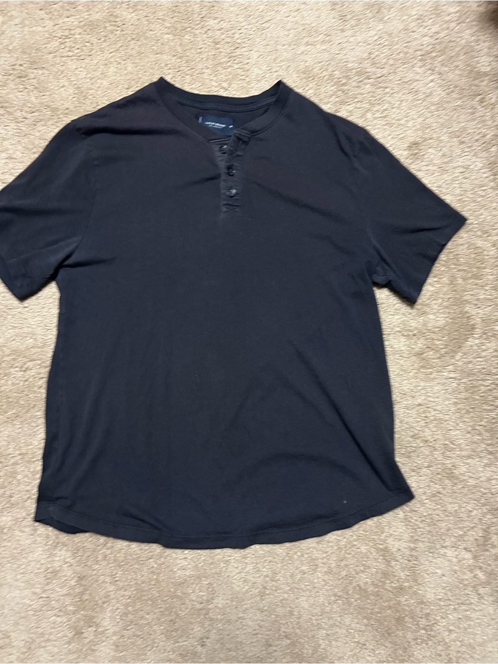 Lucky Brand Henley Tee in navy Size Medium